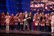 リハーサル中の五木ひろしとAKB48。