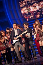 リハーサル中の五木ひろしとAKB48。