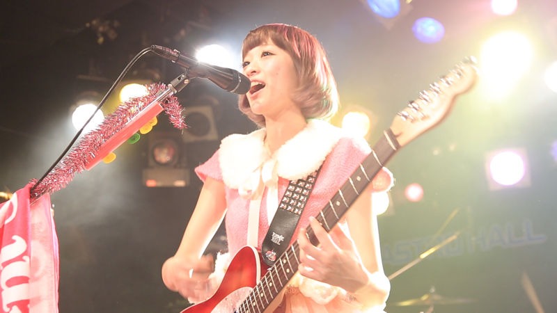 12月24日に東京・原宿アストロホール行われた「サイサイ祭 2012 冬」でのすぅ（Vo, G）。