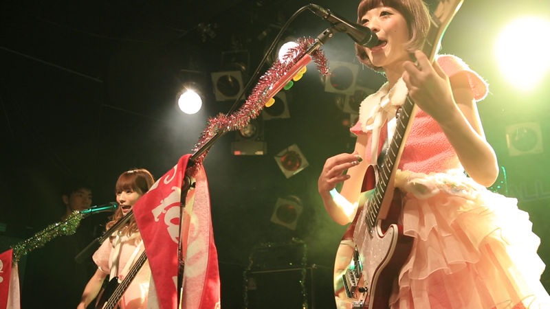 12月24日に東京・原宿アストロホール行われた「サイサイ祭 2012 冬」でのあいにゃん（B）とすぅ（Vo, G）。