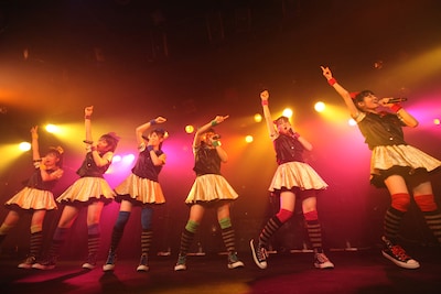 チームしゃちほこ「初ワンマンライブ（決）～君への想い時期尚早～」の様子。(C) アラキシン