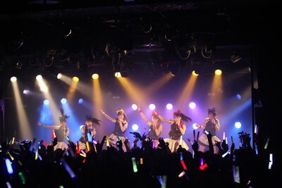 すし詰め状態の名古屋CLUB QUATTROは“湿度100%”。(C) アラキシン