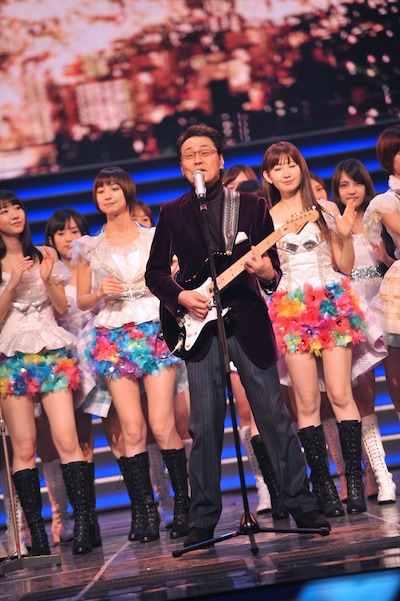 五木ひろしとAKB48のコラボレーションによる「夜明けのブルース」。