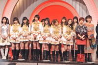 オープニングのリハーサルに臨む紅組出演者たち。