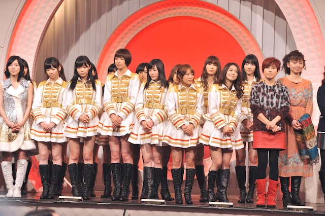 オープニングのリハーサルに臨む紅組出演者たち。