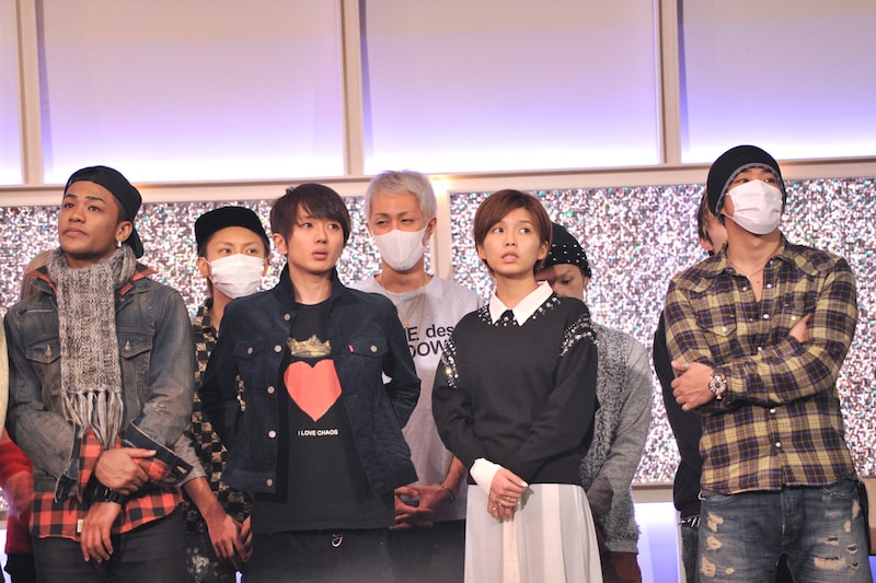 「蛍の光」を歌う白組出演者たち。