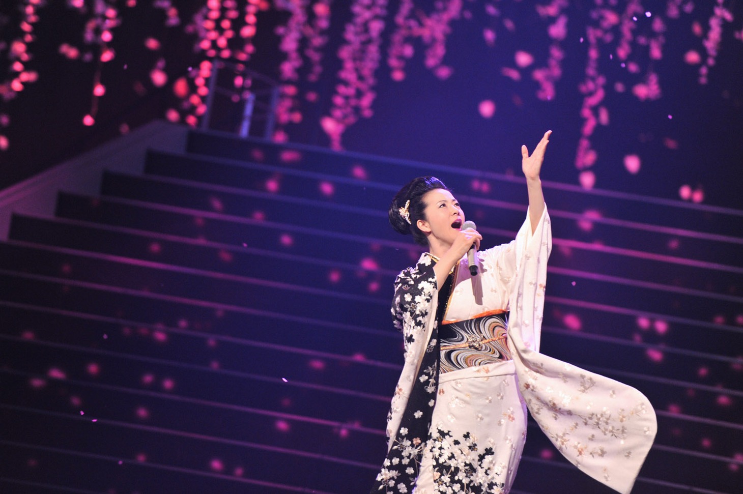 リハーサル中の坂本冬美。