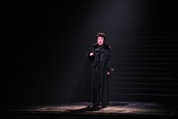 リハーサル中の美輪明宏。