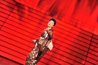 リハーサル中の石川さゆり。