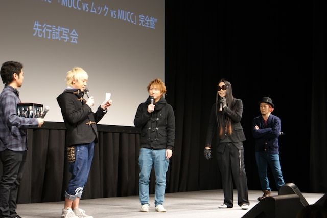 「-MUCC 15th Anniversary year Live –『MUCC vs ムック vs MUCC』完全盤」先行試写会の様子。