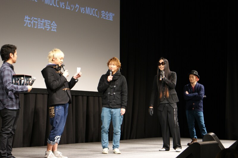 「-MUCC 15th Anniversary year Live –『MUCC vs ムック vs MUCC』完全盤」先行試写会の様子。