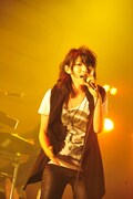 家入レオ「COUNTDOWN JAPAN 12/13」のライブの模様。