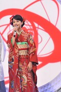 紅組司会の堀北真希。