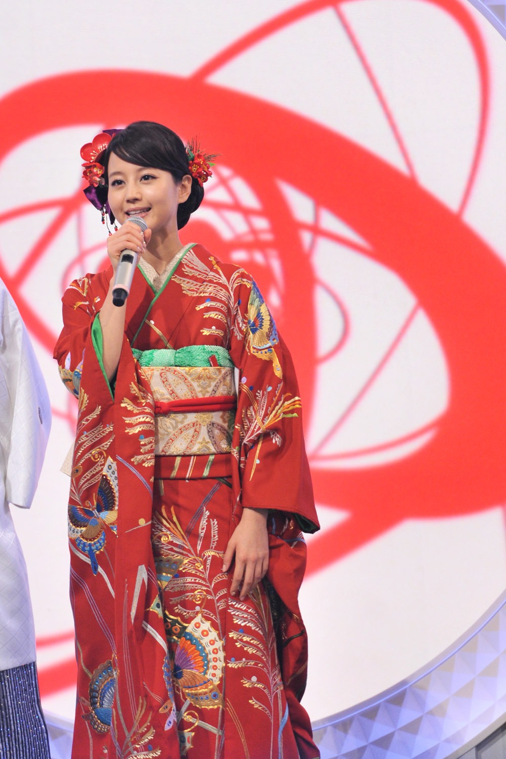 紅組司会の堀北真希。