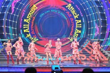 リハーサル中のAAA。