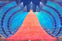 リハーサル中の水森かおり。