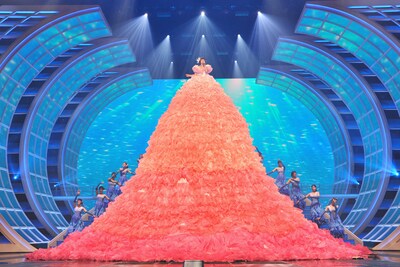 リハーサル中の水森かおり。