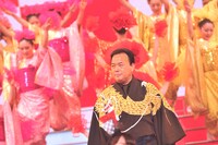 リハーサル中の細川たかし。