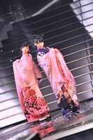 伍代夏子のステージで踊る島崎遥香、柏木由紀（写真左から）。