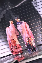 伍代夏子のステージで踊る島崎遥香、柏木由紀（写真左から）。