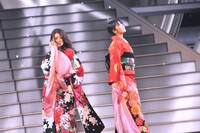 伍代夏子のステージで踊る大島優子、横山由依（写真左から）。