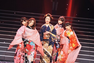 リハーサル中の伍代夏子と島崎遥香、大島優子、柏木由紀、横山由依（AKB48）。