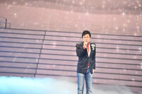 リハーサル中の森進一。