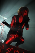 ダウトが12月30日に行った東京・国立代々木競技場第二体育館でのワンマンライブの模様。