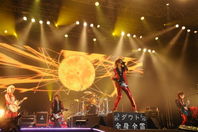 ダウトが12月30日に行った東京・国立代々木競技場第二体育館でのワンマンライブの模様。