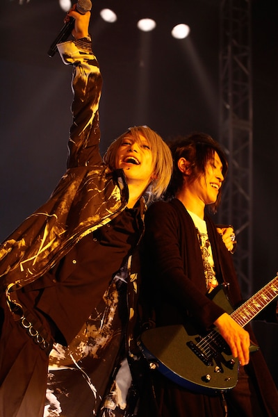 武瑠（写真左）とmasato（右）。