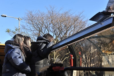 冬晴れの空の下、決意表明を行ったももいろクローバーZ。