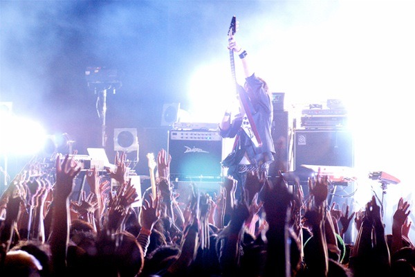 「GT2013」でパフォーマンスをするBOOM BOOM SATELLITES。（撮影：佐藤広理）