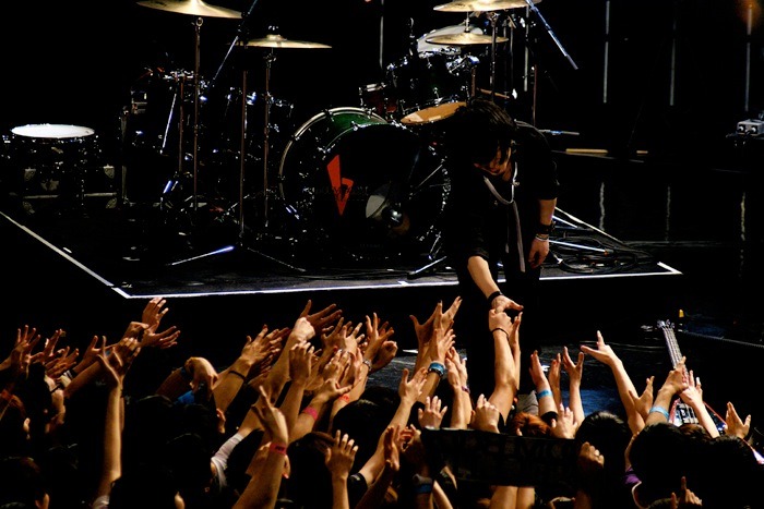 「GT2013」でパフォーマンスをするBOOM BOOM SATELLITES。（撮影：佐藤広理）