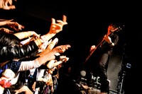 「GT2013」でパフォーマンスをするBOOM BOOM SATELLITES。（撮影：佐藤広理）