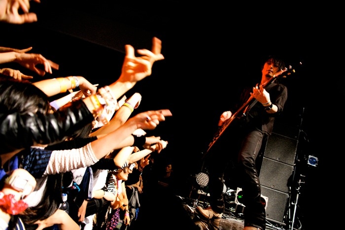 「GT2013」でパフォーマンスをするBOOM BOOM SATELLITES。（撮影：佐藤広理）