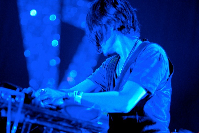 「GT2013」でパフォーマンスをするBOOM BOOM SATELLITES。（撮影：佐藤広理）
