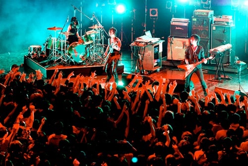 「GT2013」でパフォーマンスをするBOOM BOOM SATELLITES。（撮影：佐藤広理）