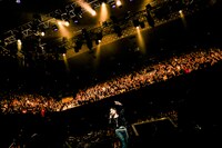 12月30、31日に行われれた「KYOSUKE HIMURO COUNTDOWN LIVE "CROSSOVER 12-13"」の様子。