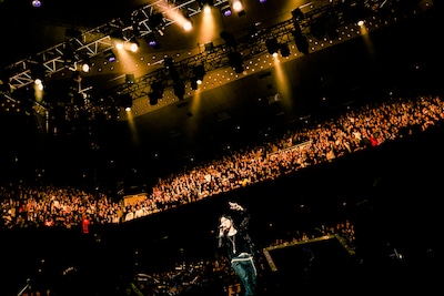 12月30、31日に行われれた「KYOSUKE HIMURO COUNTDOWN LIVE "CROSSOVER 12-13"」の様子。