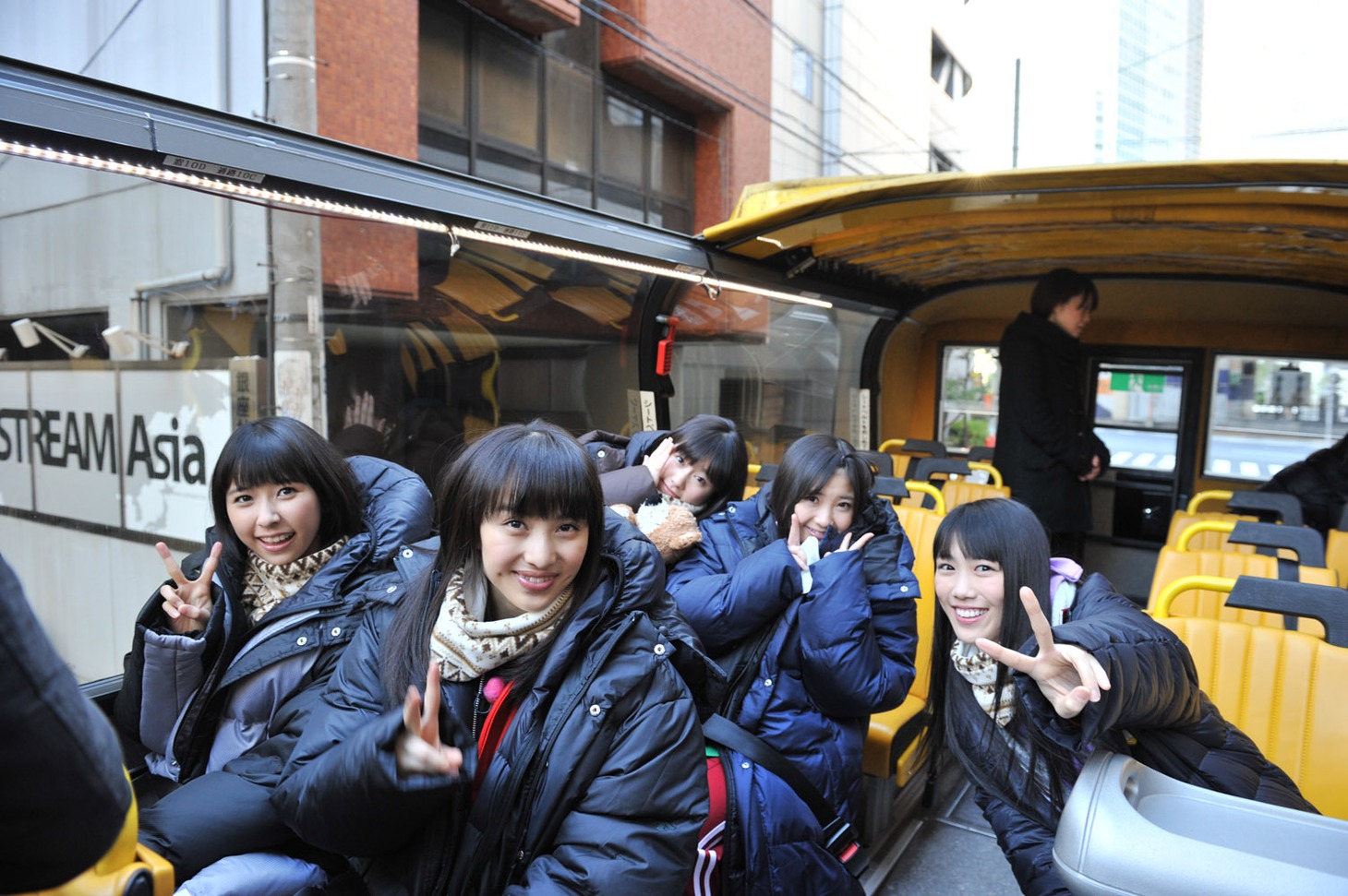 配信開始直前の様子。番組はバスの車上から配信されている。