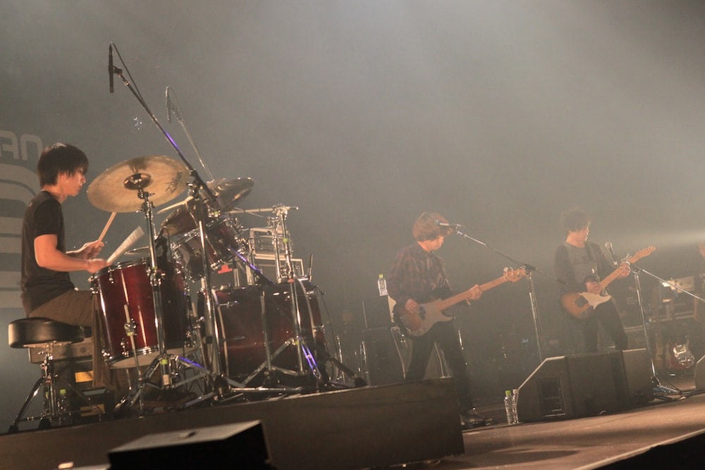 2012年12月に千葉・幕張メッセで開催された「COUNTDOWN JAPAN 12/13」でのthe cabsのステージ。