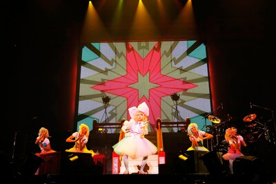 きゃりーぱみゅぱみゅ「つけまつける」のダンスパフォーマンスを披露する西川貴教（写真中央）。