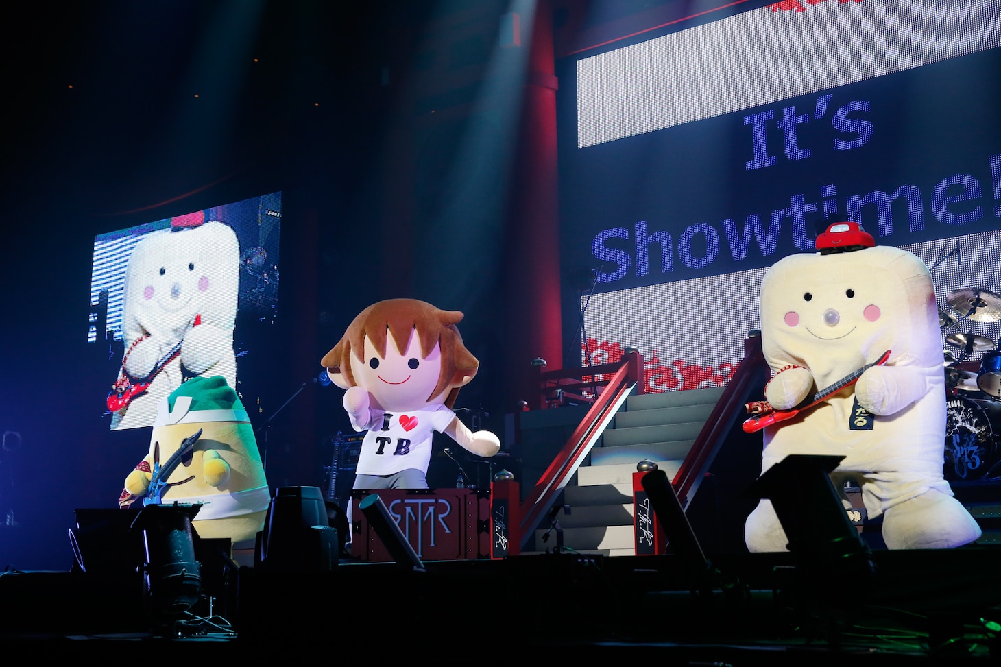 ステージではタボくん（写真中央）ら“ゆるキャラ”勢による「WHITE BREATH」のパフォーマンスも行われた。