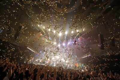 新年を迎えた瞬間にはリボンキャノンが発射され、祝福ムードに拍車をかけた。