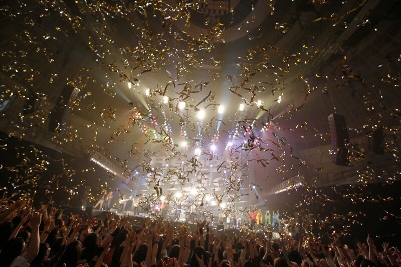 新年を迎えた瞬間にはリボンキャノンが発射され、祝福ムードに拍車をかけた。