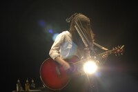 阿部真央（写真は12月24日の弾き語りライブより）