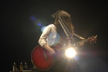 阿部真央（写真は12月24日の弾き語りライブより）