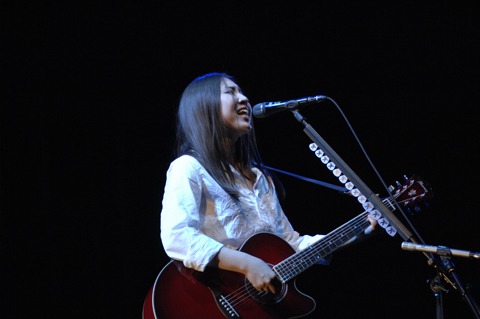 阿部真央（写真は12月24日の弾き語りライブより）