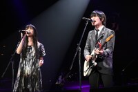 ユーミンのレーベルの後輩でもあるBase Ball Bearの小出祐介と関根史織は「NIGHT WALKER」をカバー。（写真：ほりたよしか）