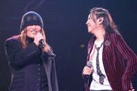 「中央フリーウェイ」を披露するムッシュかまやつと松任谷由実。（写真：ほりたよしか）